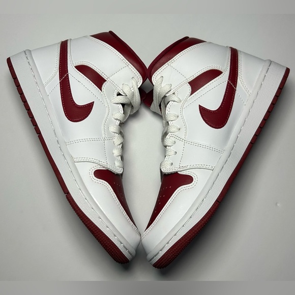 Women's Jordan 1 Mid Reverse Chicago Sz 7.5 (*NO ORIGINAL SHOE BOX INCLUDED) - Picture 3 of 8